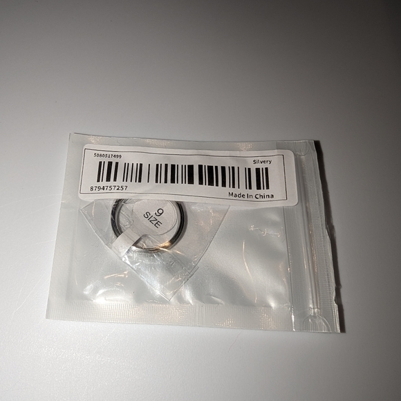 Fashion sparkly ring/band - Picture 4 of 10